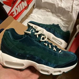 Air max 95 women’s size 8